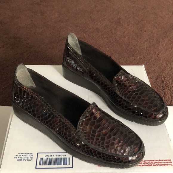 Stuart Weitzman Crocodile-Embossed Platform Loafer Sz.10 - Picture 2 of 5